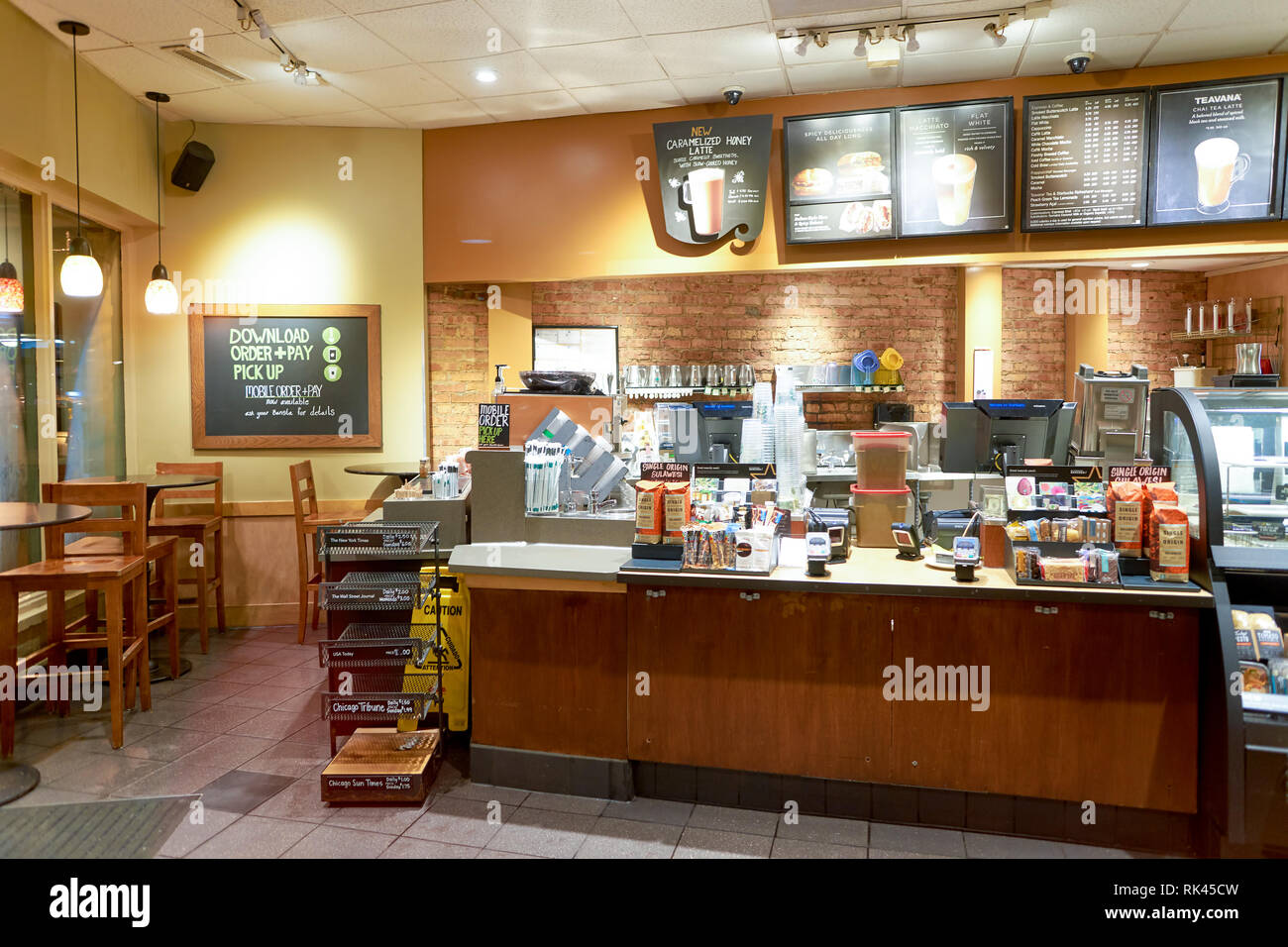 CHICAGO, IL - circa marzo, 2016: area vendite in Starbucks Cafe. Starbucks Corporation è un Americano global coffee company e coffeehouse basata sulla catena Foto Stock