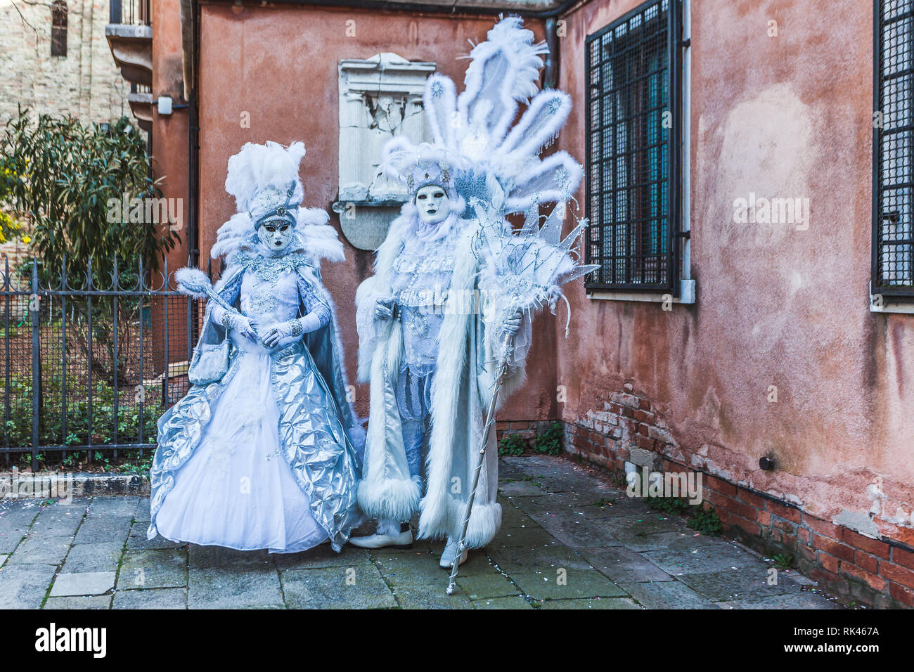 Quadro su Tela Coppia indossando costumi di carnevale colorate a Venezia,  Italia 