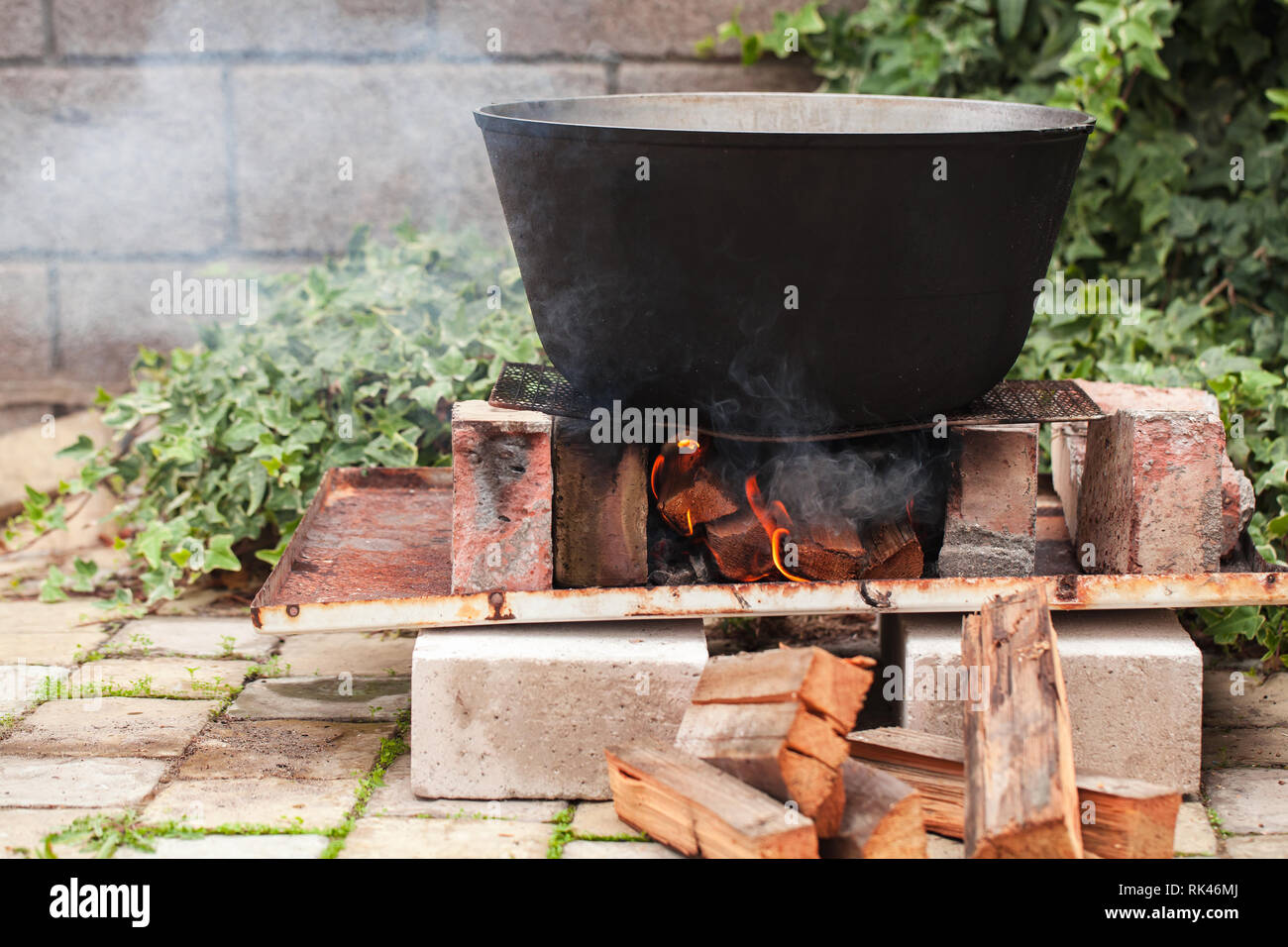 Nero bollente calderone su un falò. La preparazione esterna di zuppa Chorba Foto Stock