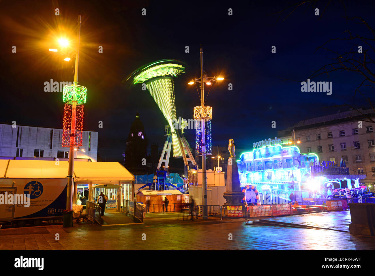 San Valentino luna park da leeds town hall al crepuscolo Yorkshire Regno Unito Foto Stock