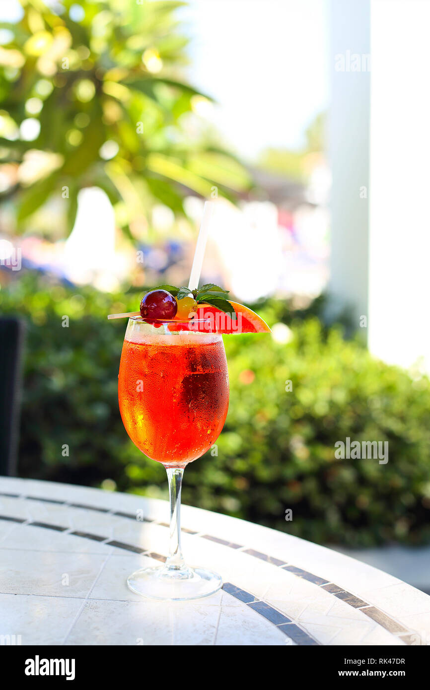 Bicchiere di Aperol Spritz cocktail sul tavolo del bar presso il resort tropicale Foto Stock
