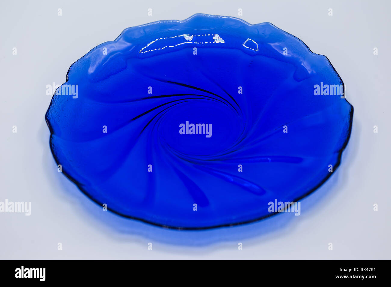 Di medie dimensioni e vetro blu piatto sagomato come un fiore Foto Stock