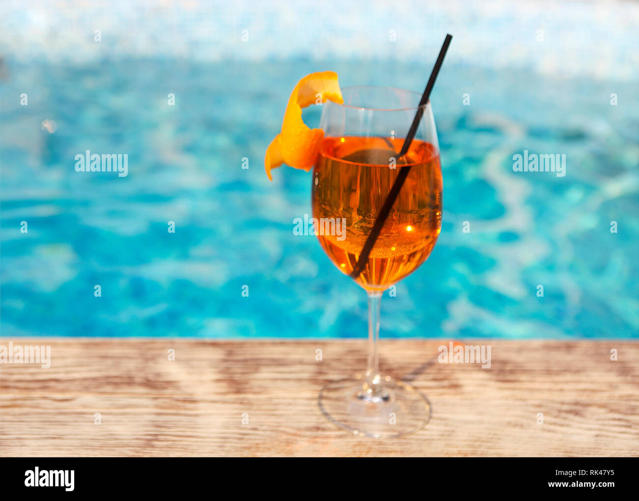 Bicchiere di Aperol Spritz cocktail in piscina curiosando presso il resort tropicale Foto Stock