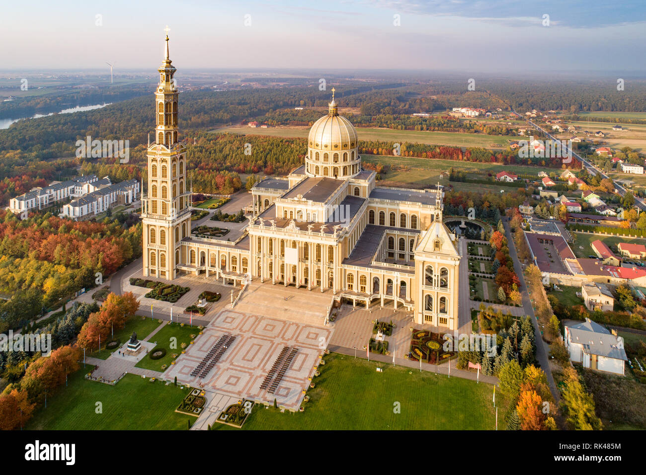 Santuario e Basilica di Nostra Signora di LicheÅ" nel piccolo villaggio Lichen. La più grande chiesa in Polonia, uno dei più grandi del mondo. Foto Stock