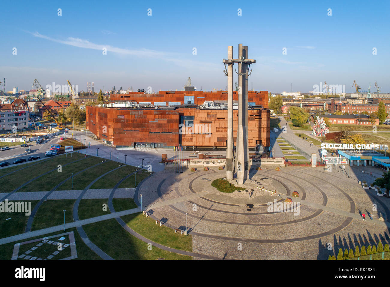 Danzica, Polonia. Acciaio arrugginito edificio della solidarietà europea Center e il Museo di Danzica e il monumento ai Caduti i lavoratori del cantiere. Foto Stock