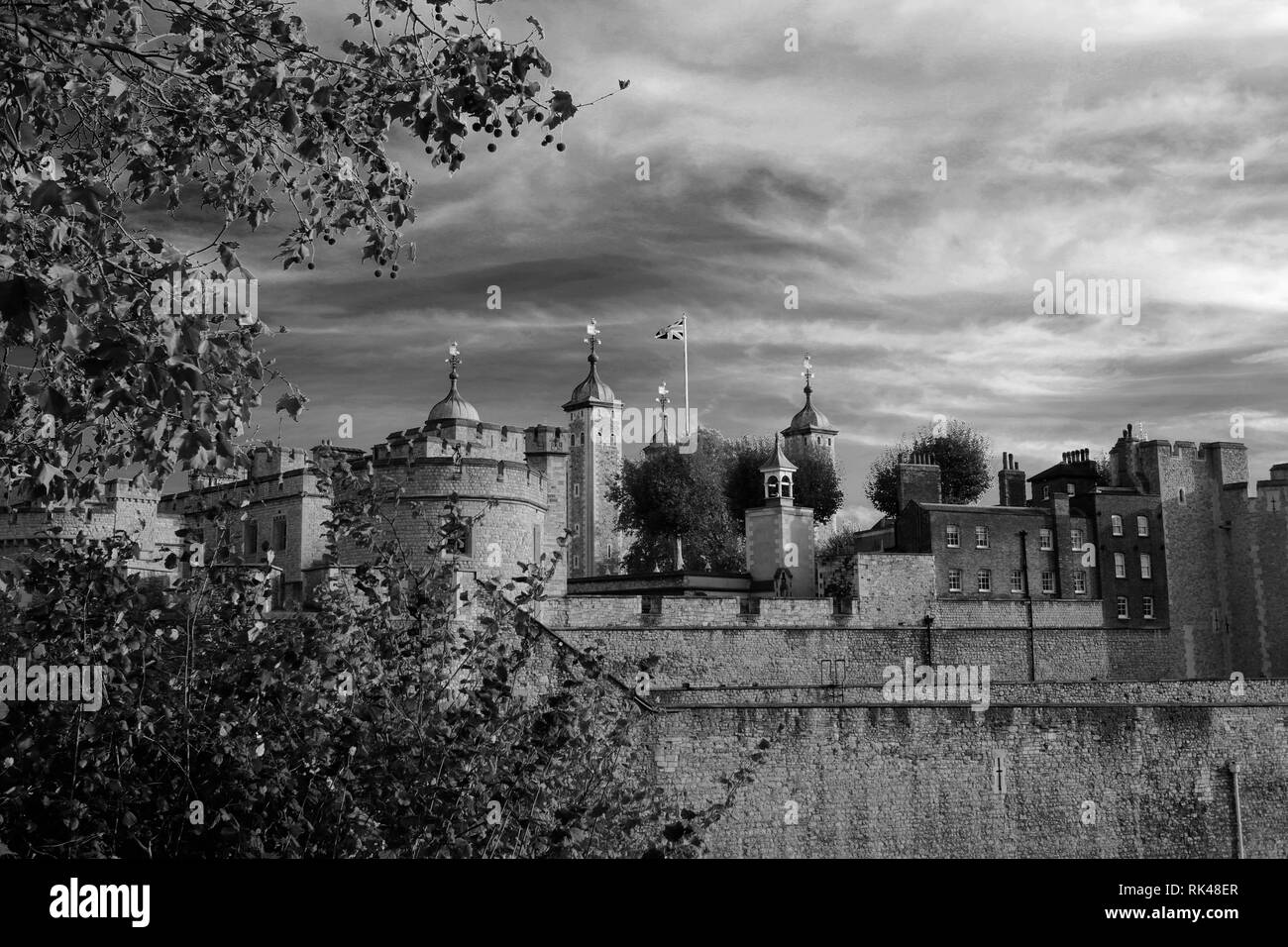 Le pareti e i giardini della Torre di Londra, banca del Nord fiume Thames, London City, England, Regno Unito Foto Stock