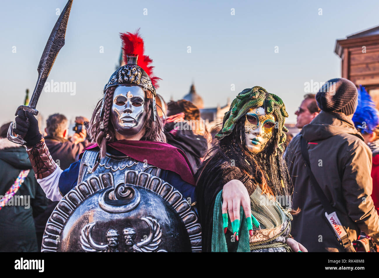 Venezia, Italia - 10 febbraio 2018: coppia di maschere di carnevale vestito  come Medusa e Perseo Foto stock - Alamy