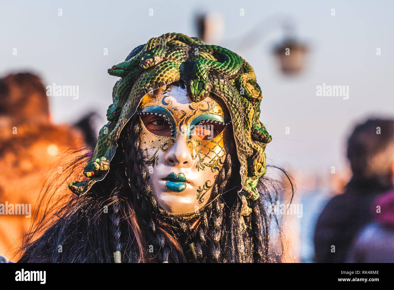 Venezia, Italia - 10 febbraio 2018: Close up di maschere di carnevale  vestito come Medusa Foto stock - Alamy