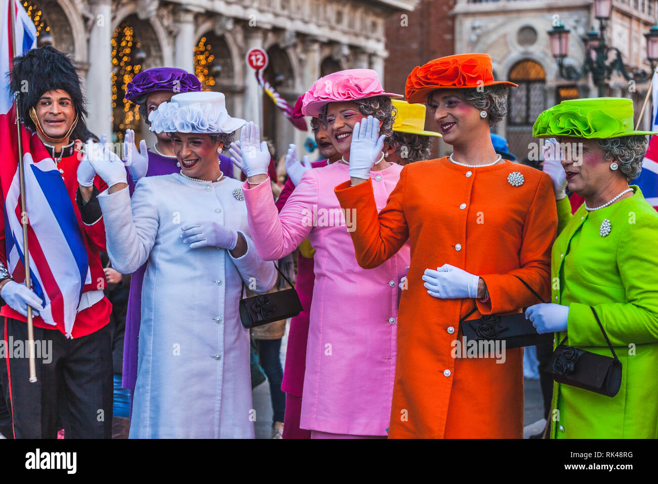 Venezia, Italia - 10 febbraio 2018: Quartetto di maschere di carnevale  vestito come regina dell'inghilterra Foto stock - Alamy