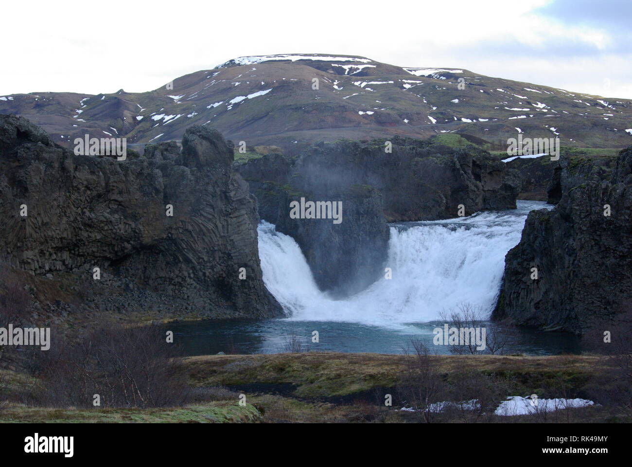 Doppelter Wasserfall Hjalparfoss auf Island Foto Stock