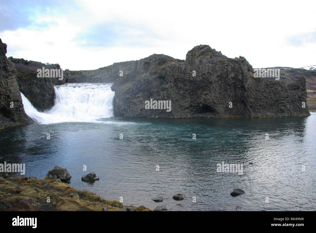 Doppelter Wasserfall Hjalparfoss auf Island Foto Stock