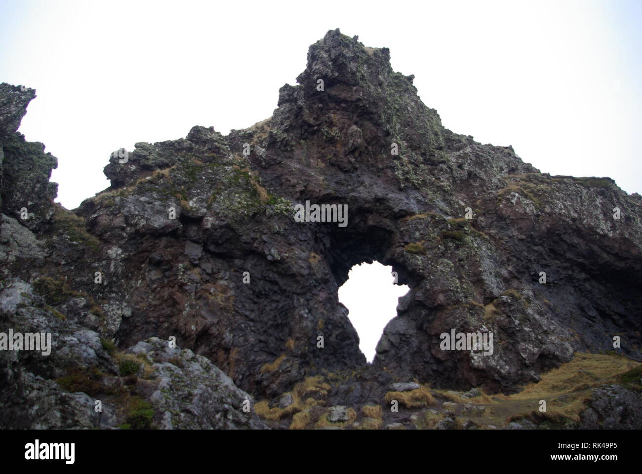 Loch im Fels bei Djpalnssandur auf Island - Islanda Foto Stock