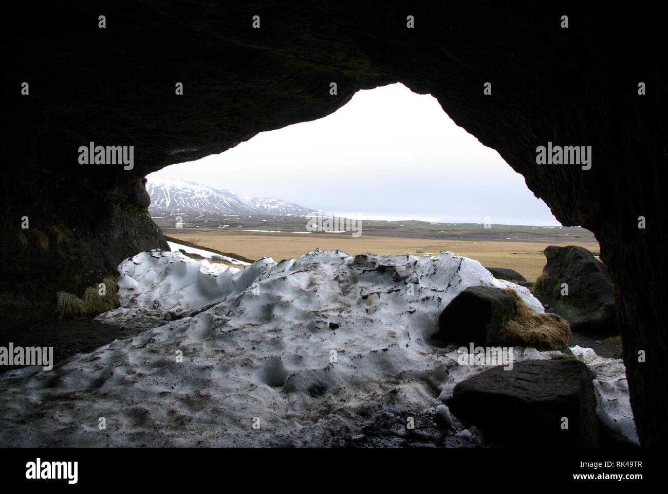 Blick aus einer Höhle in die Landschaft Foto Stock