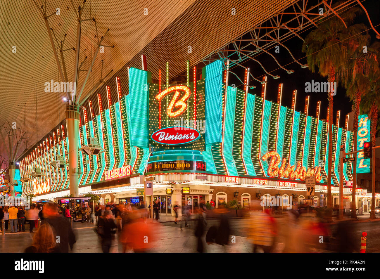 Il Binion's Gambling Hall a Fremont Street a Las Vegas, Nevada, Stati Uniti d'America di notte. Il Casino ha aperto nel 1951. Foto Stock