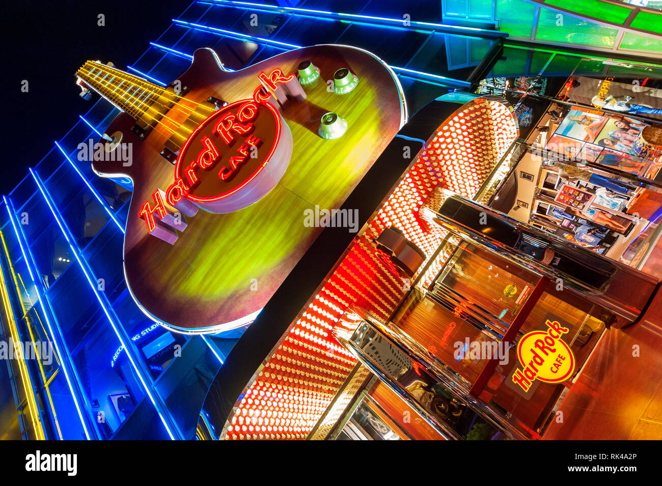 Chitarra gigante sulla facciata presso l'entrata dell'Hard Rock Cafe di Las Vegas, Nevada, Stati Uniti d'America di notte Foto Stock