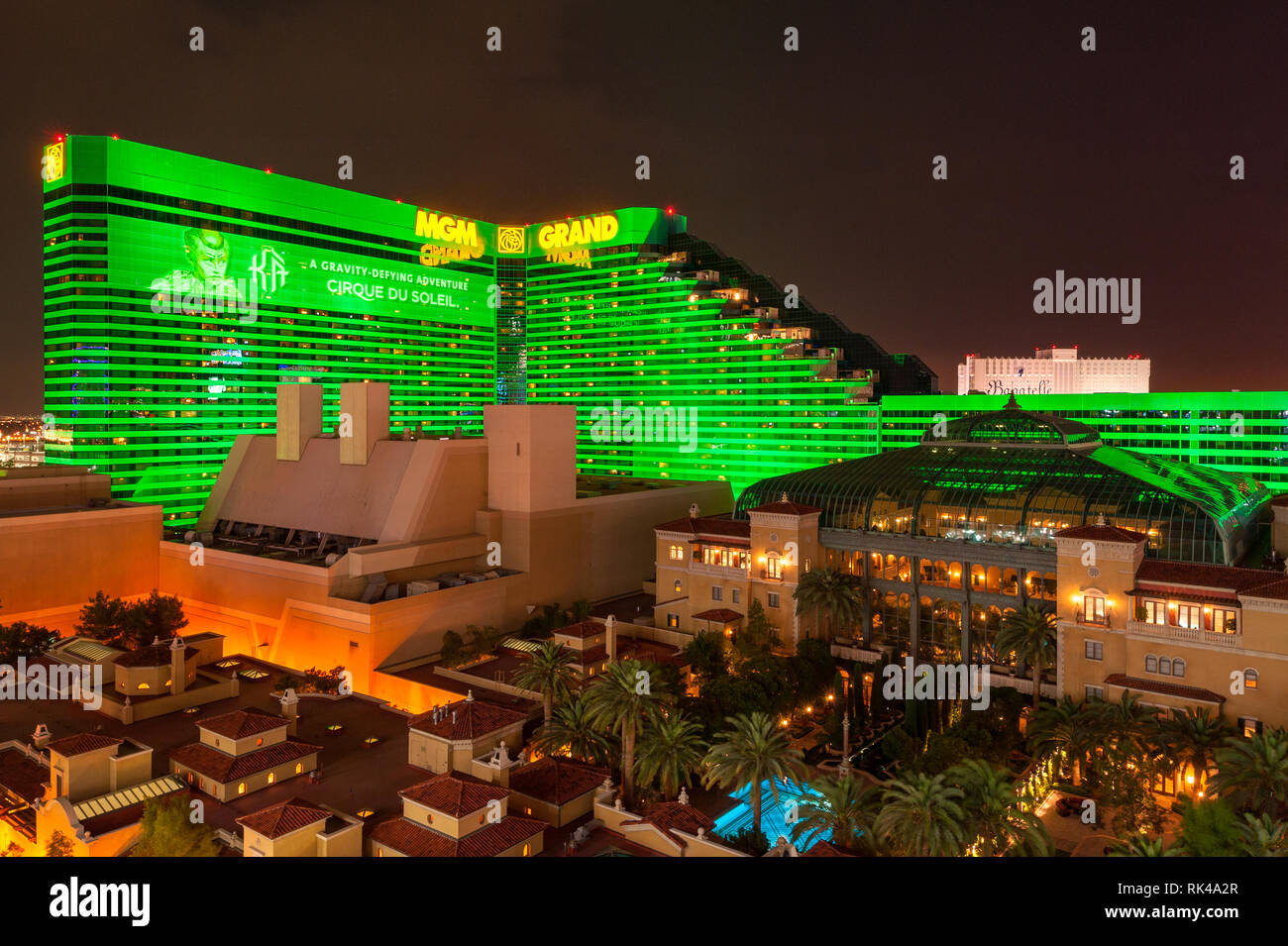 Angolo di alta vista sul MGM Grand Hotel and Casino lungo il Boulevard Strip di Las Vegas, Nevada, Stati Uniti d'America di notte Foto Stock