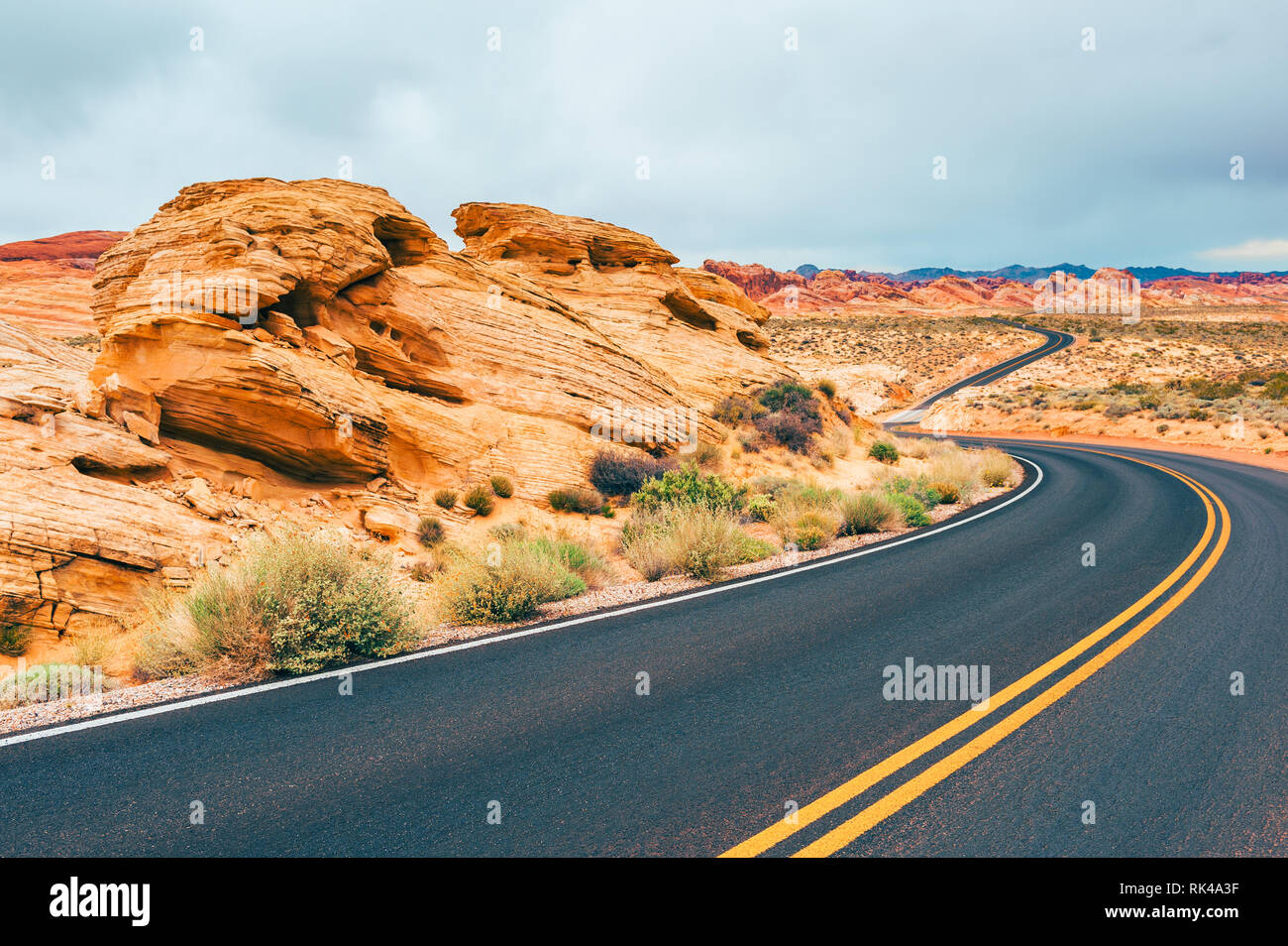 La strada attraverso la Valle del Fuoco del Parco Statale Nevada USA Foto Stock