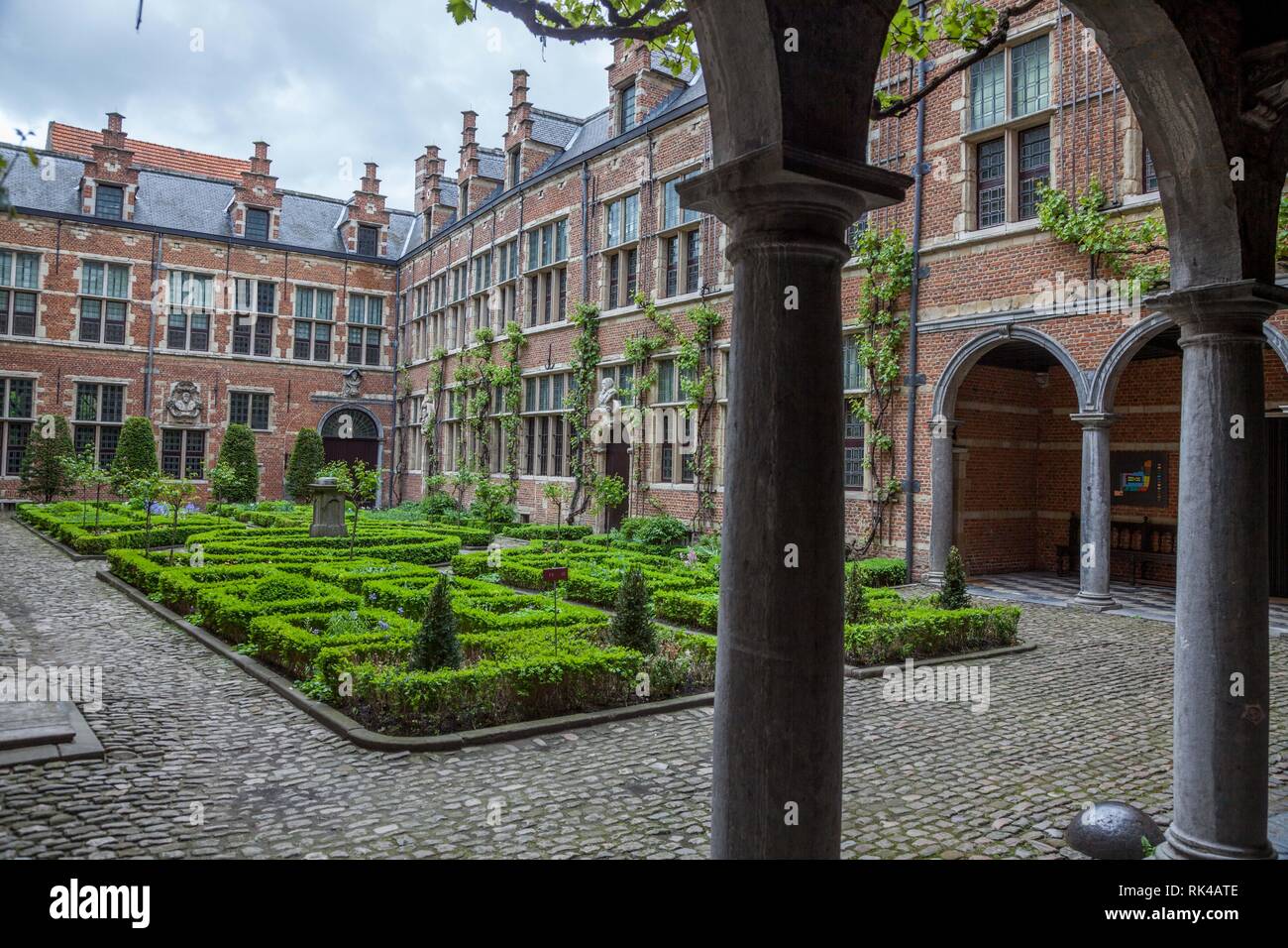 Anversa, Belgio - 7 maggio 2015: Vecchia del XVI secolo - Plantin Moretus printshop di Anversa - Biblioteca con stampe antiche di Plantin workshop Foto Stock