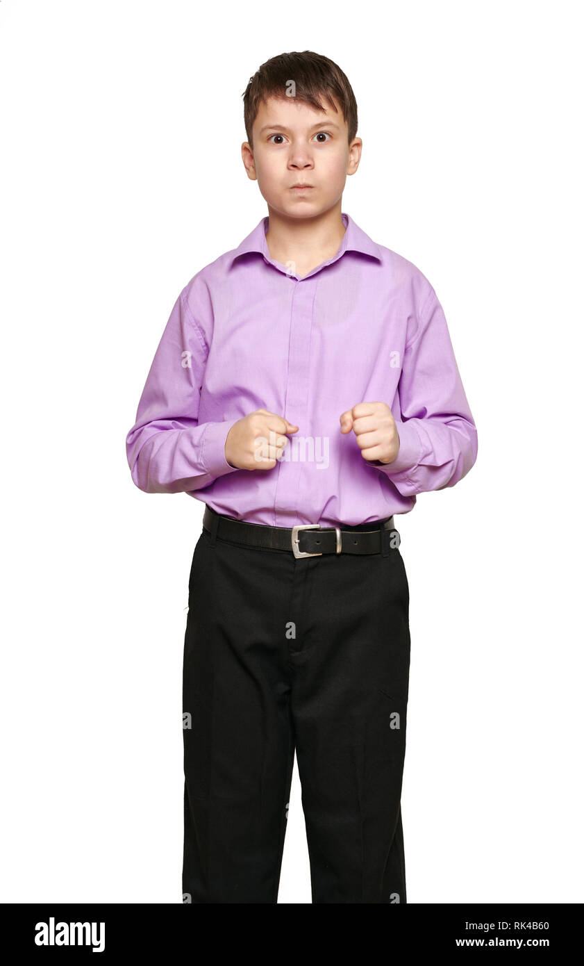 Ragazzo che posano su sfondo bianco, pantaloni neri e camicia viola Foto Stock