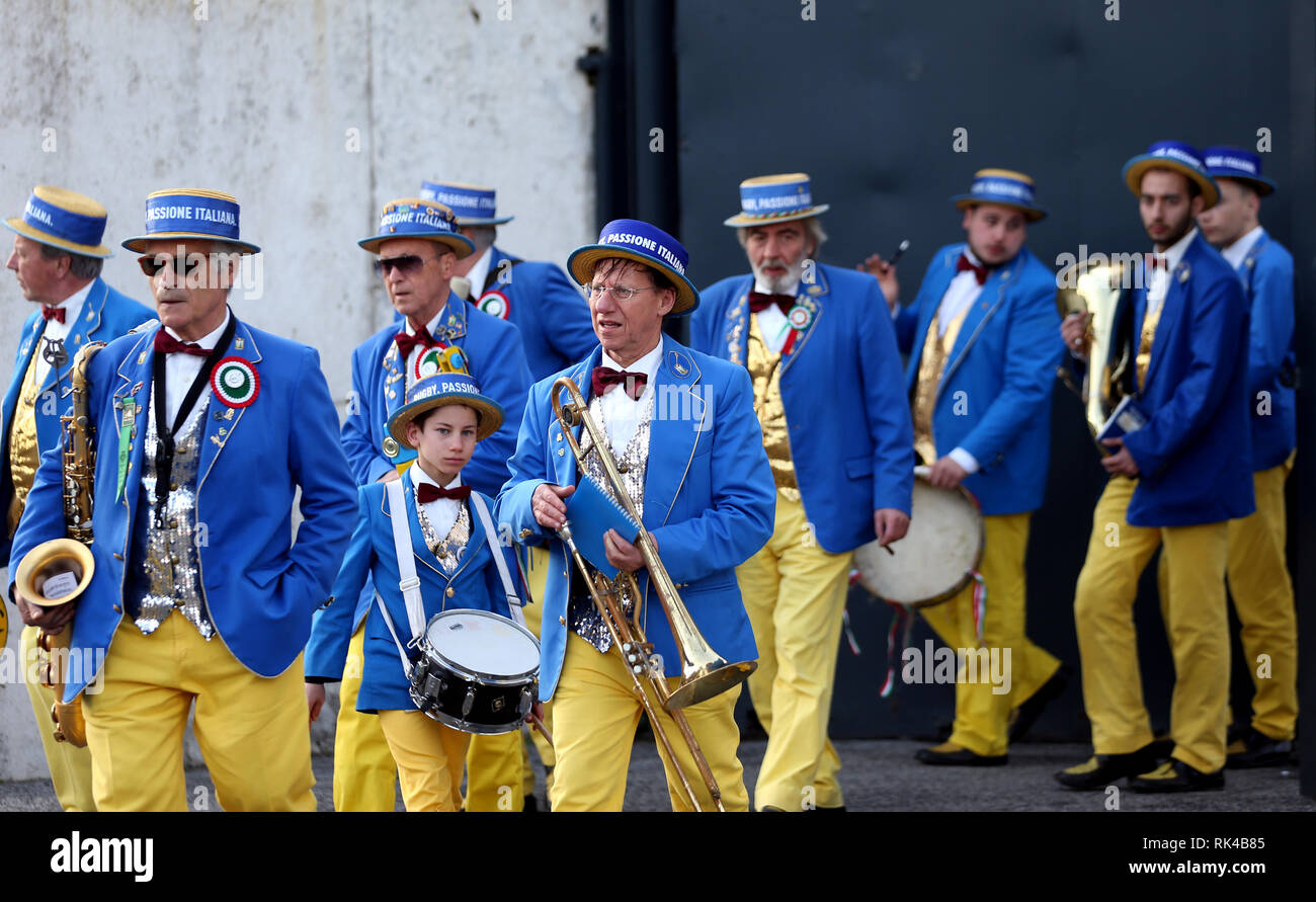 Un italiano di marching band al di fuori del terreno prima del Guinness Sei Nazioni corrispondono allo Stadio Olimpico di Roma. Foto Stock