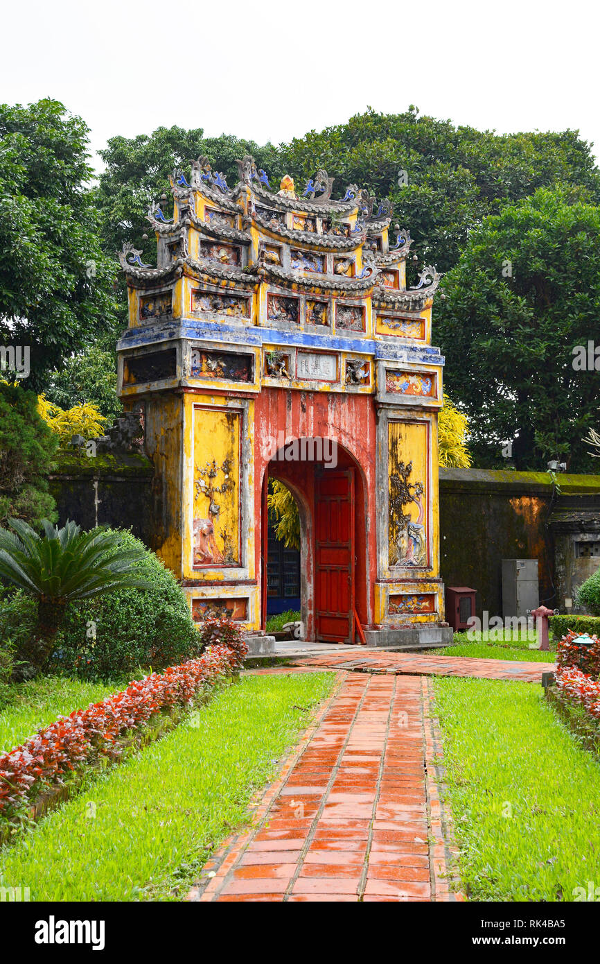 Il cancello al Mieu e appeso al Mieu Complesso nella città imperiale, tonalità, Vietnam Foto Stock