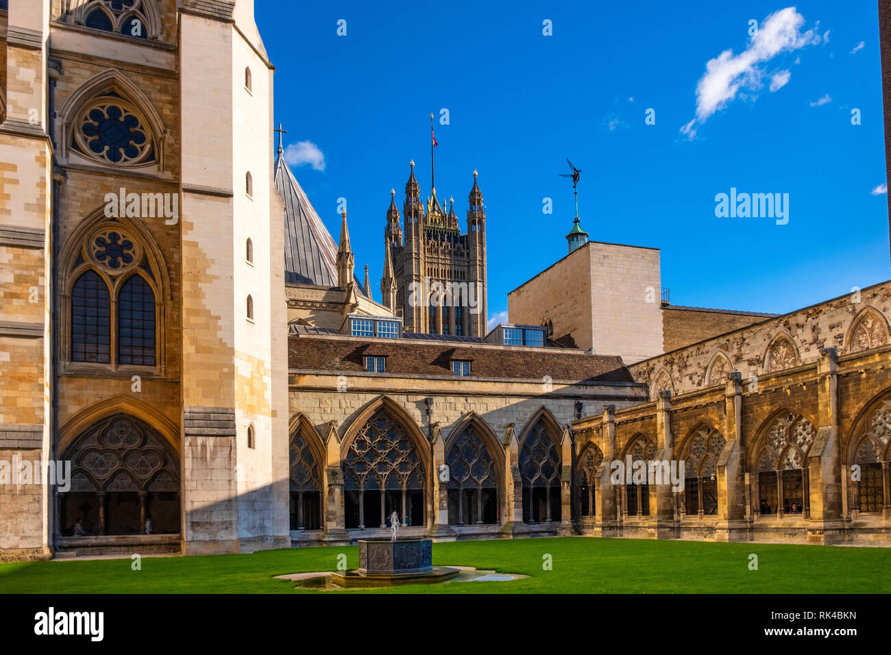 Londra, Inghilterra / Regno Unito - 2019/01/28: Cortile interno del Royal Westminster Abbey, formalmente Chiesa Collegiata di San Pietro a Westminster Foto Stock