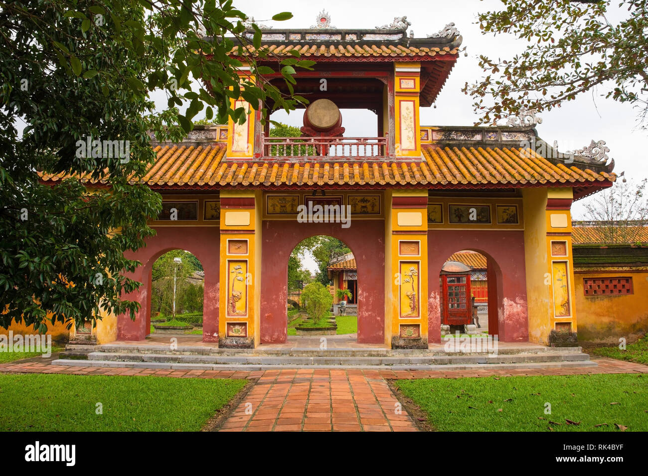 Il cancello al Mieu Tempio della città imperiale, tonalità, Vietnam Foto Stock