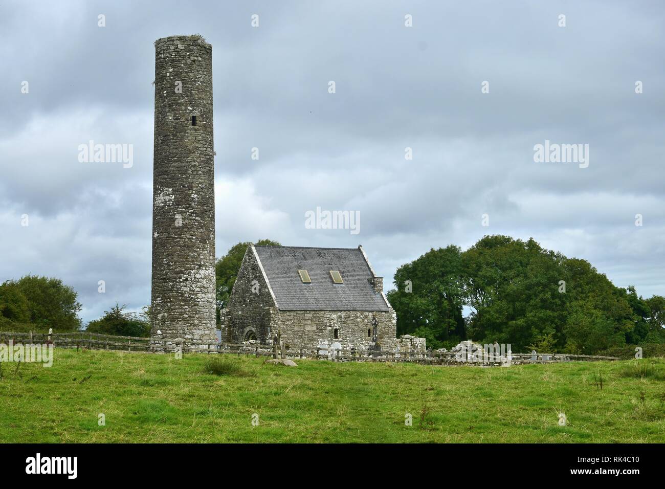 Le rovine di una chiesa più antica e una torre rotonda sull Isola Santa del Lough Derg in Irlanda, nella contea di Clare. Foto Stock