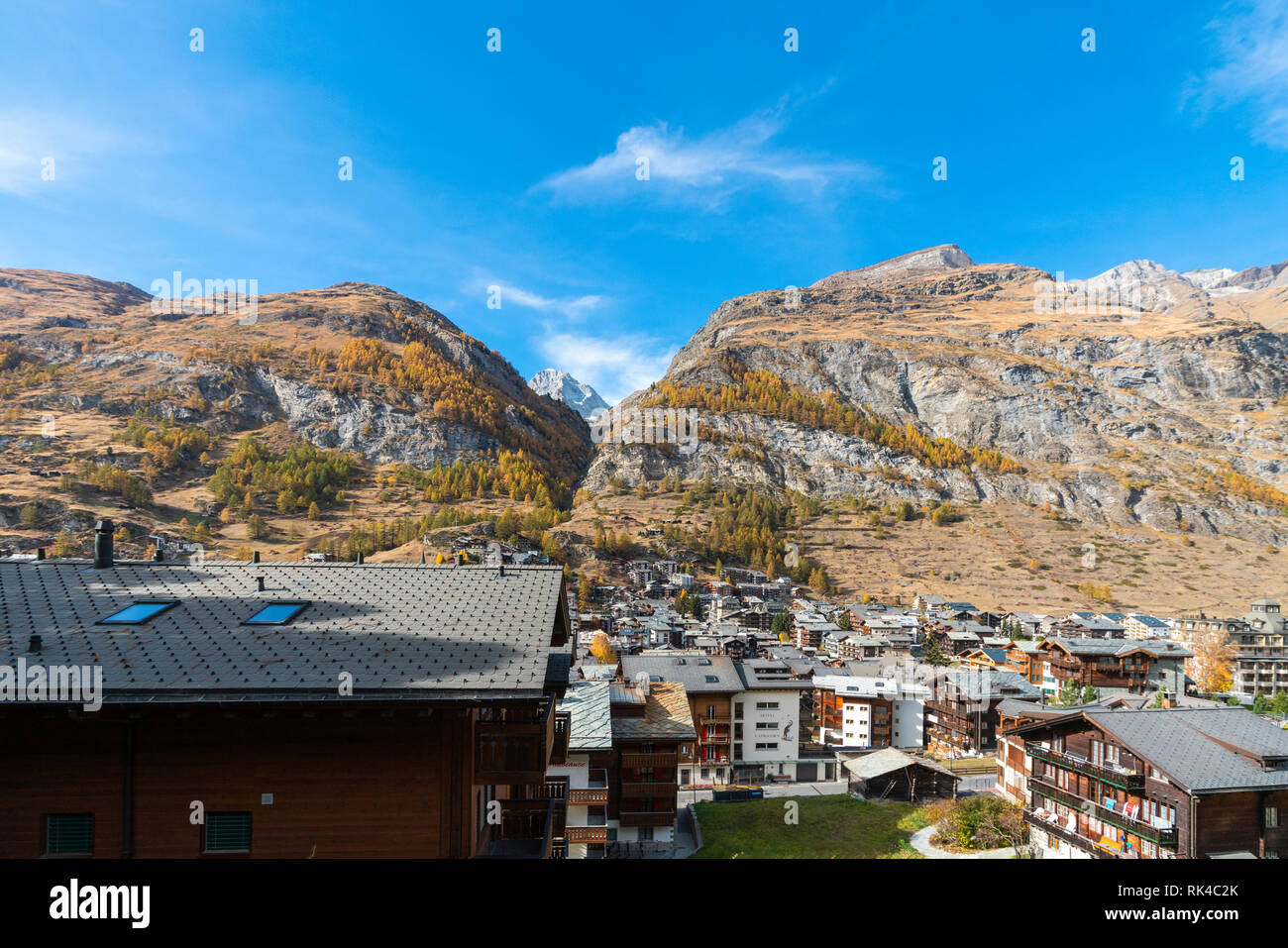 Il villaggio di Zermatt circondato da picchi rocciosi e larici in autunno, Canton Vallese, Svizzera Foto Stock