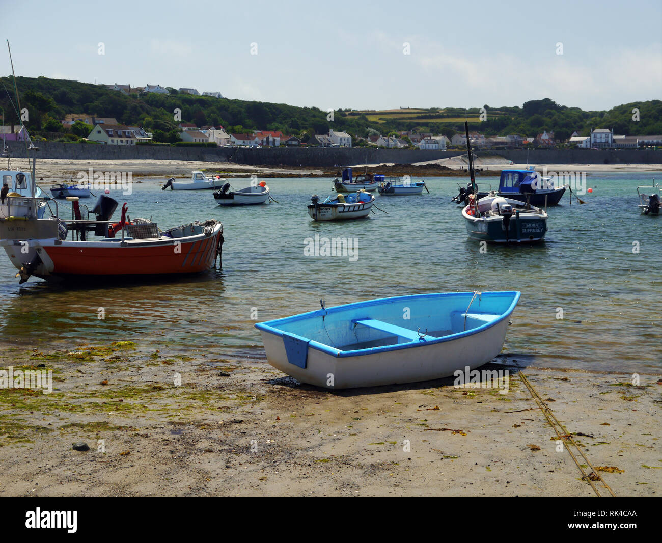 Piccole barche da pesca ormeggiate fino in Portelet Bay e Rocquaine Bay in Guernsey, Isole del Canale.UK. Foto Stock