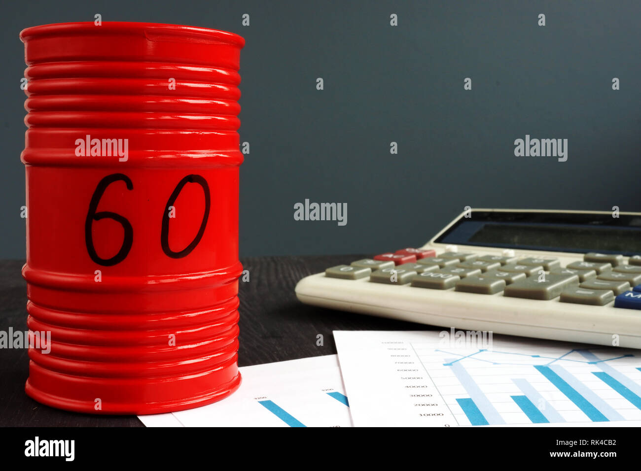 Barile di petrolio con prezzo di sessanta dollari. Foto Stock