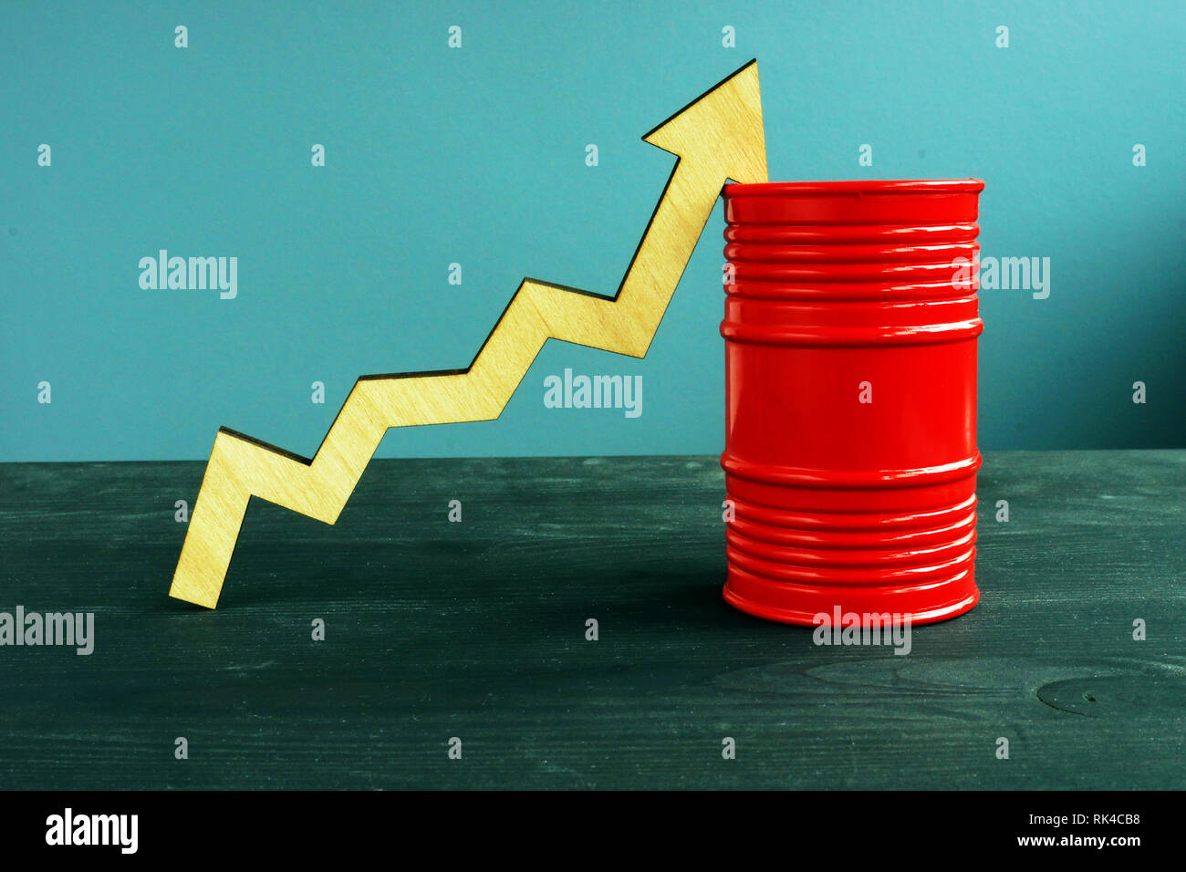 Prezzo elevato del petrolio. Canna e freccia ascendente. Foto Stock