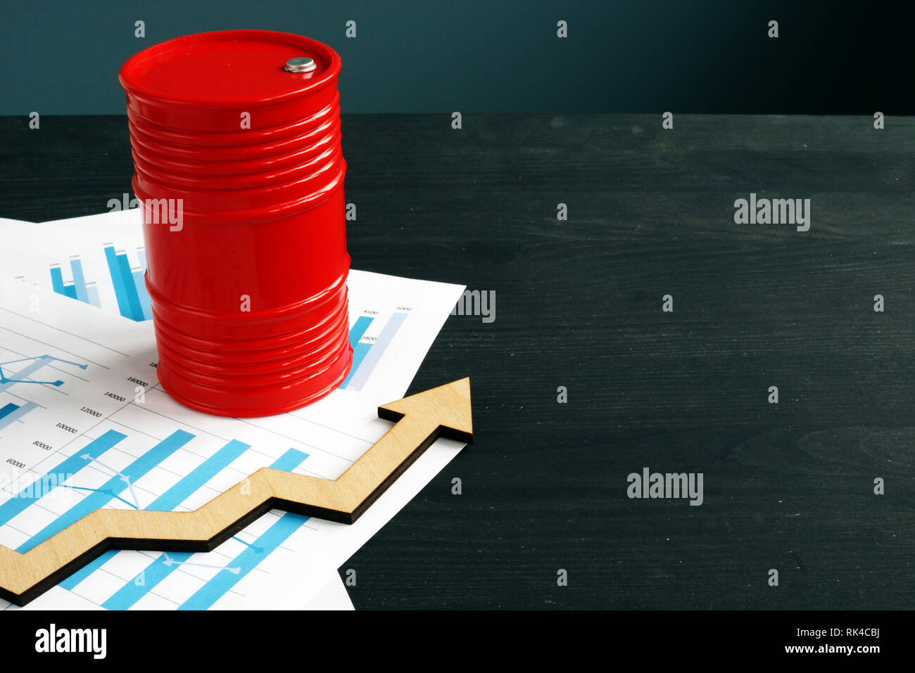 Aumento del prezzo del petrolio. Canna e grafici con la freccia. Foto Stock