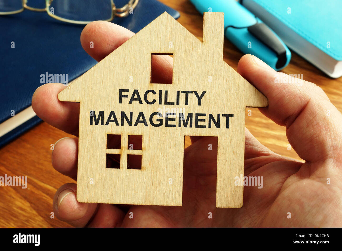 Facility management scritto sulla piccola casa. Foto Stock