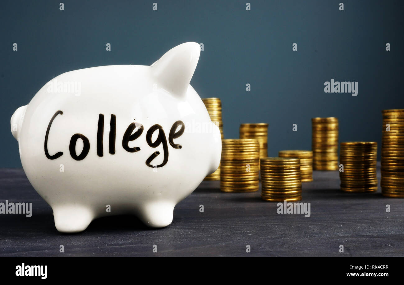 College Fund. Salvadanaio con monete. I soldi per l'istruzione. Foto Stock