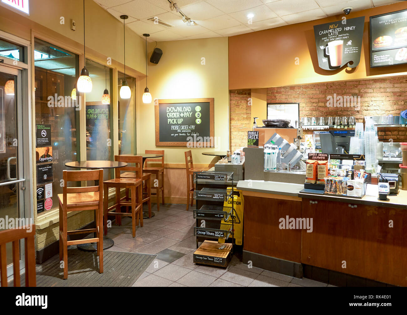 CHICAGO, IL - circa marzo, 2016: all'interno di Starbucks Cafe. Starbucks Corporation è un Americano global coffee company e coffeehouse basata sulla catena in S Foto Stock