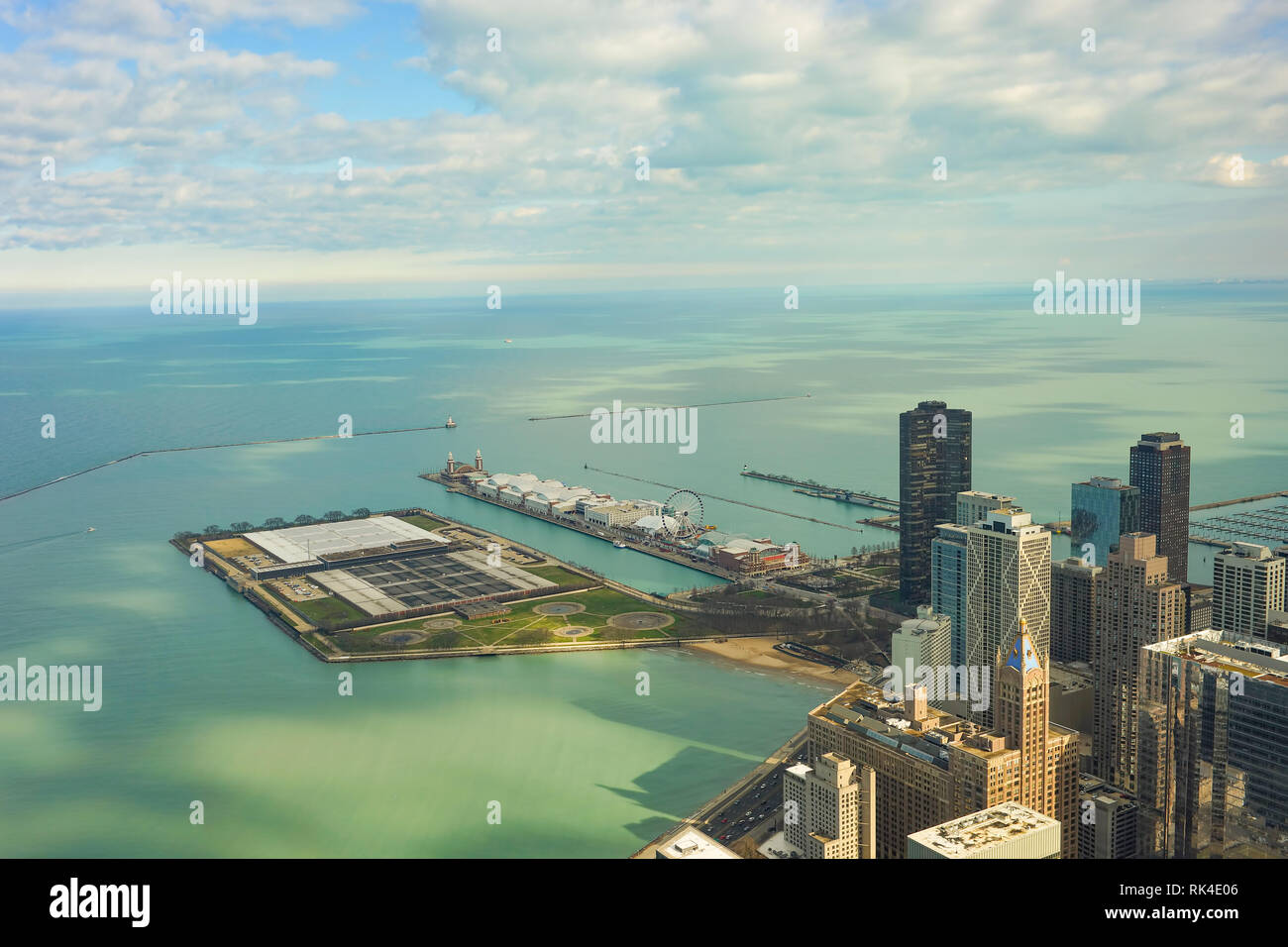 CHICAGO, IL - MARZO 28, 2016: vista del Navy Pier da John Hancock Center. Il Navy Pier è un 3.300 piede-lungo il molo di Chicago con la riva del lago Michiga Foto Stock