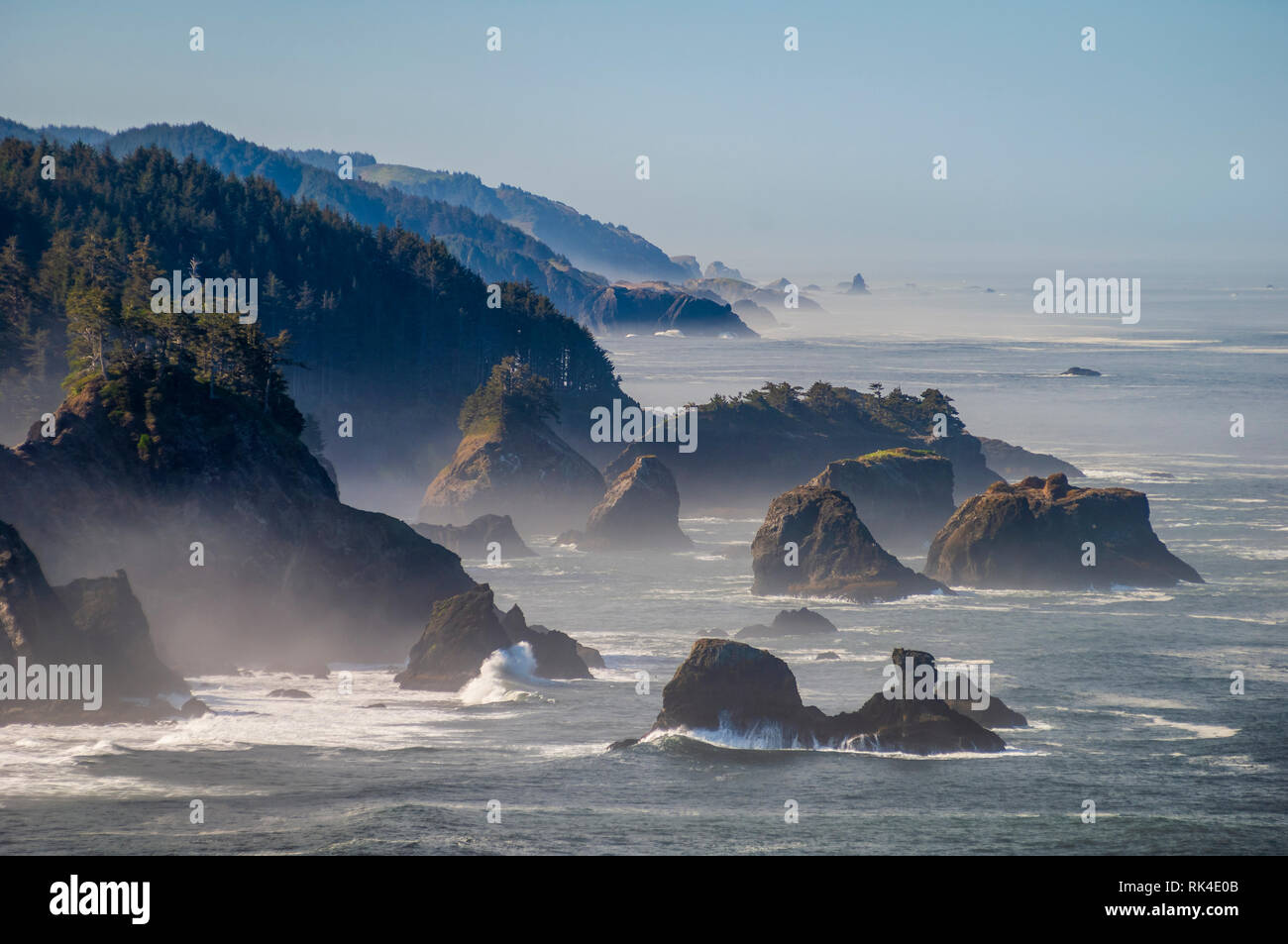 Pile del mare del sud della costa dell'Oregon. Foto Stock