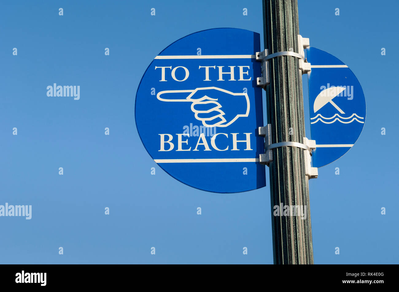 Alla spiaggia sign in Lincoln City sulla costa dell'Oregon Foto Stock