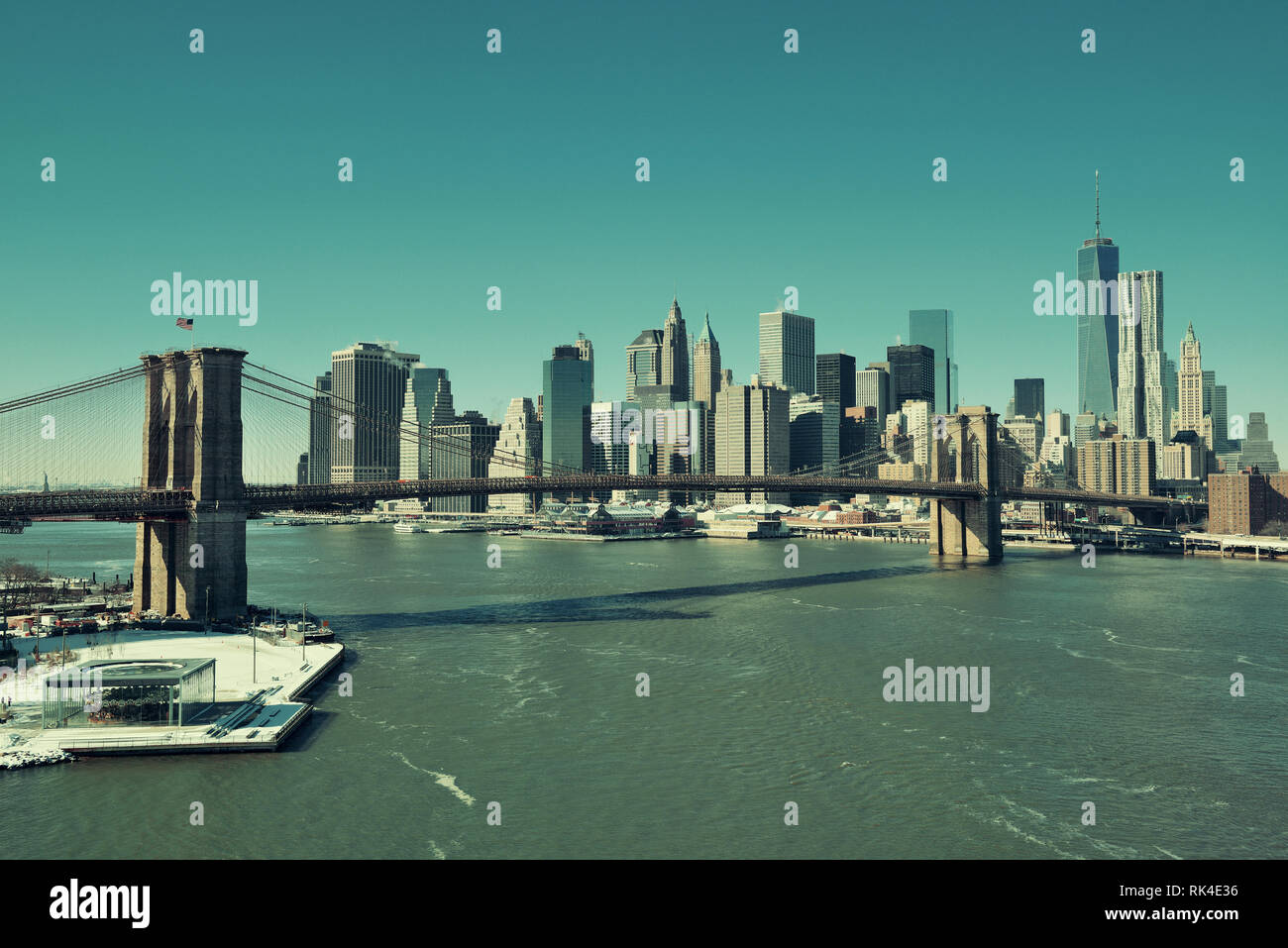 Manhattan distretto finanziario con i grattacieli e Ponte di Brooklyn. Foto Stock