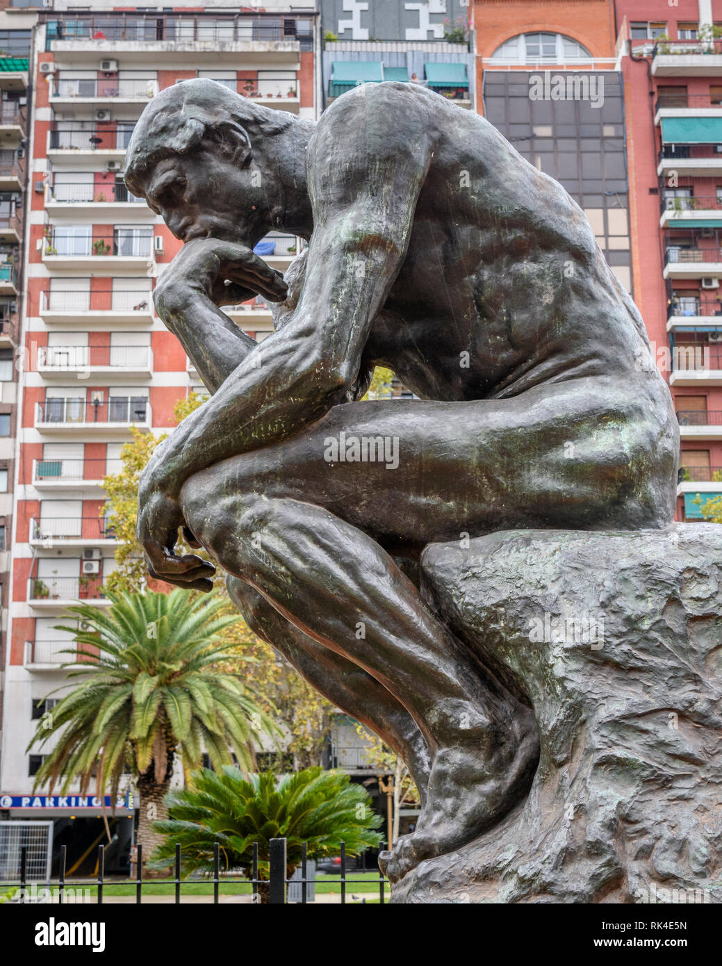 Replica di Rodin la scultura "Il Pensatore" nel centro storico della città di Buenos Aires, Argentina. Foto Stock