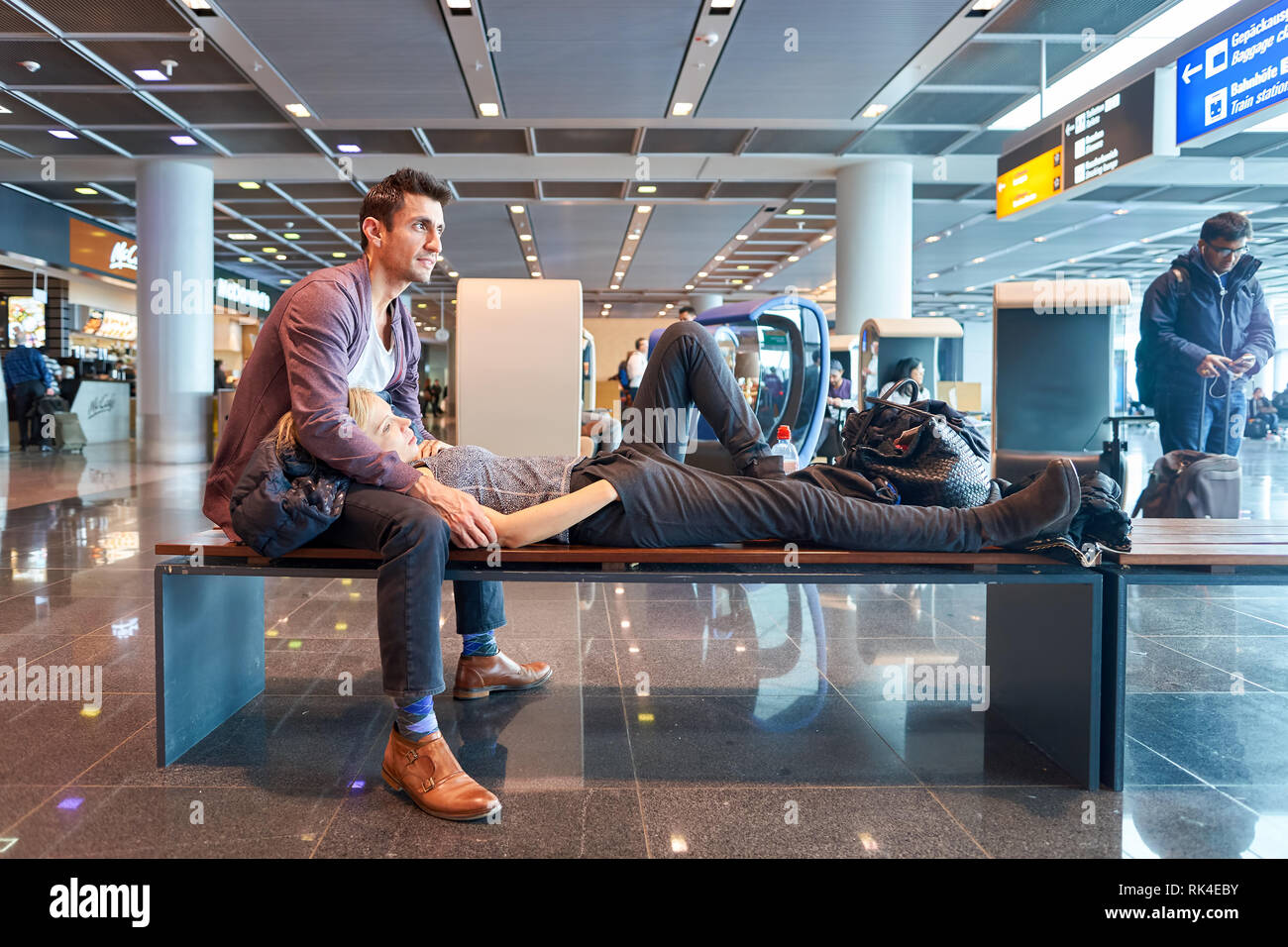 Francoforte, Germania - 13 Marzo 2016: le persone all'aeroporto di Francoforte. L'aeroporto di Francoforte è un grande aeroporto internazionale si trova a Francoforte e il majo Foto Stock