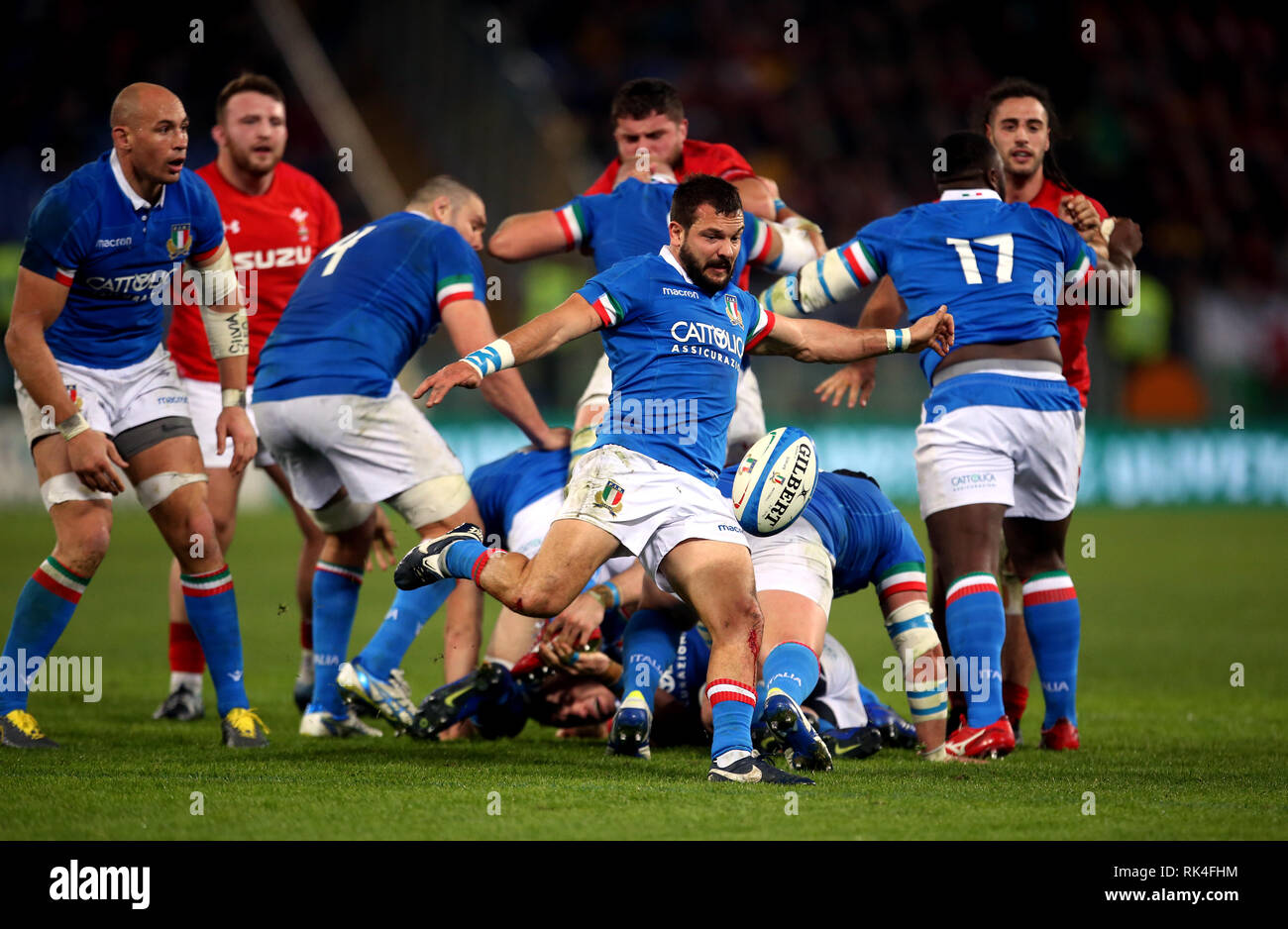 Italia di Guglielmo Palazzani calci chiaro durante il Guinness Sei Nazioni corrispondono allo Stadio Olimpico di Roma. Foto Stock