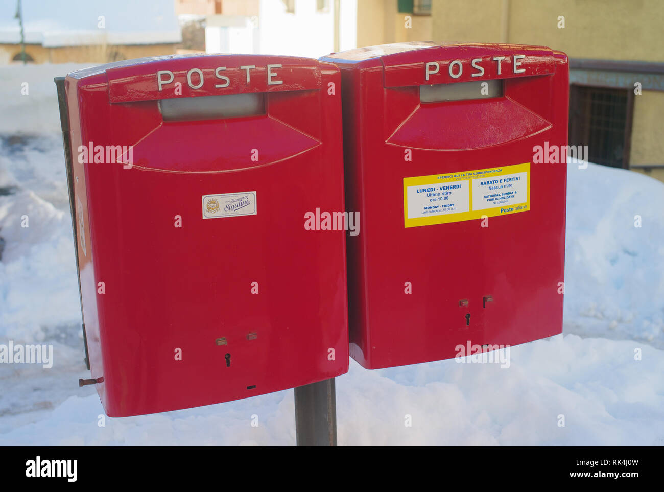 Cortina d' Ampezzo, Belluno, Italia - 2 February 2019: rosso due caselle di posta di Poste Italiane chiamato 'Poste Italiane' nel centro della città di t Foto Stock