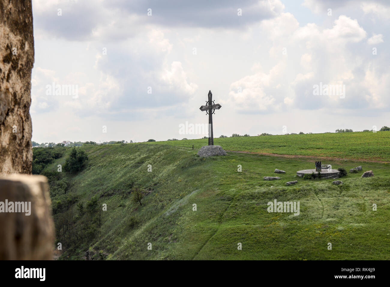 Una croce cristiana sulla collina. Crocifissione concezione religiosa. Foto Stock