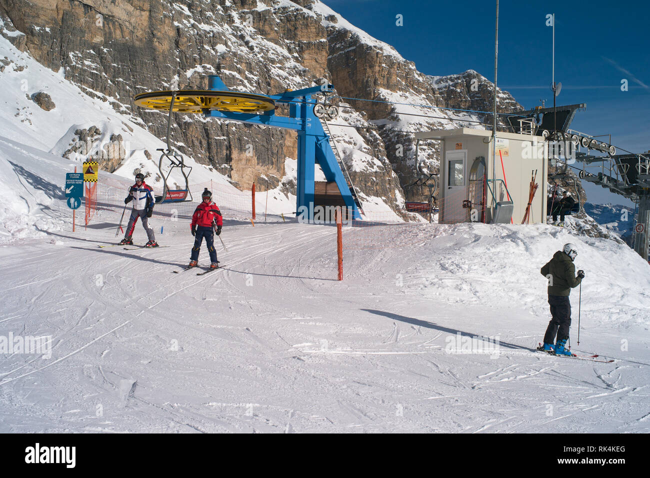 Cortina d' Ampezzo, Belluno, Italia - 8 Febbraio 2019: gli sciatori lasciando una seggiovia in cima all'Olimpie della Tofane nella famosa località sciistica Foto Stock