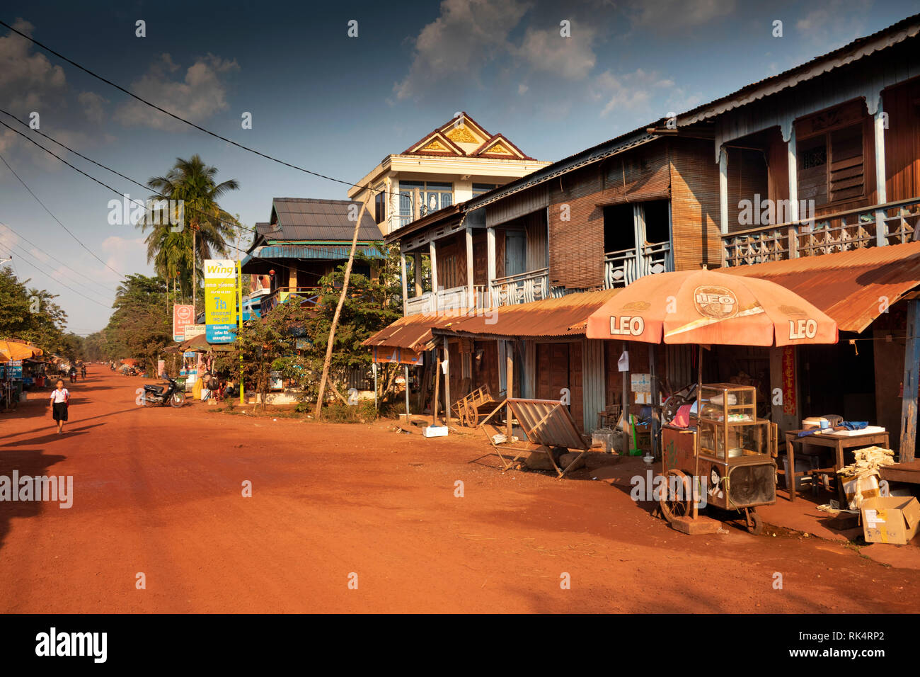 Cambogia, Koh Kong Provincia, Chi Phat village, negozi, bancarelle e case in main street Foto Stock
