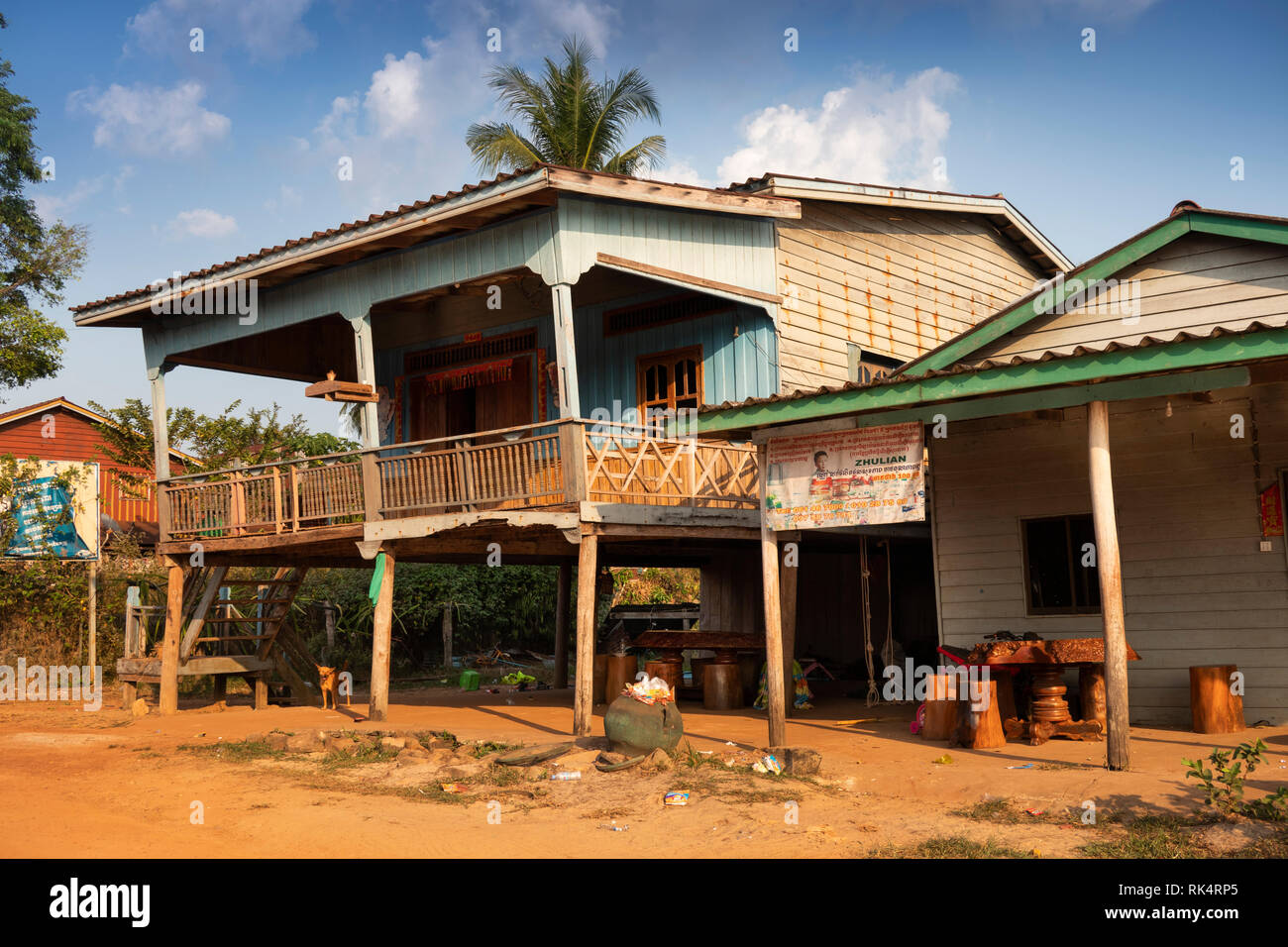 Cambogia, Koh Kong Provincia, Chi Phat village, casa su palafitte in main street a Preak Piphot traghetto sul Fiume Foto Stock