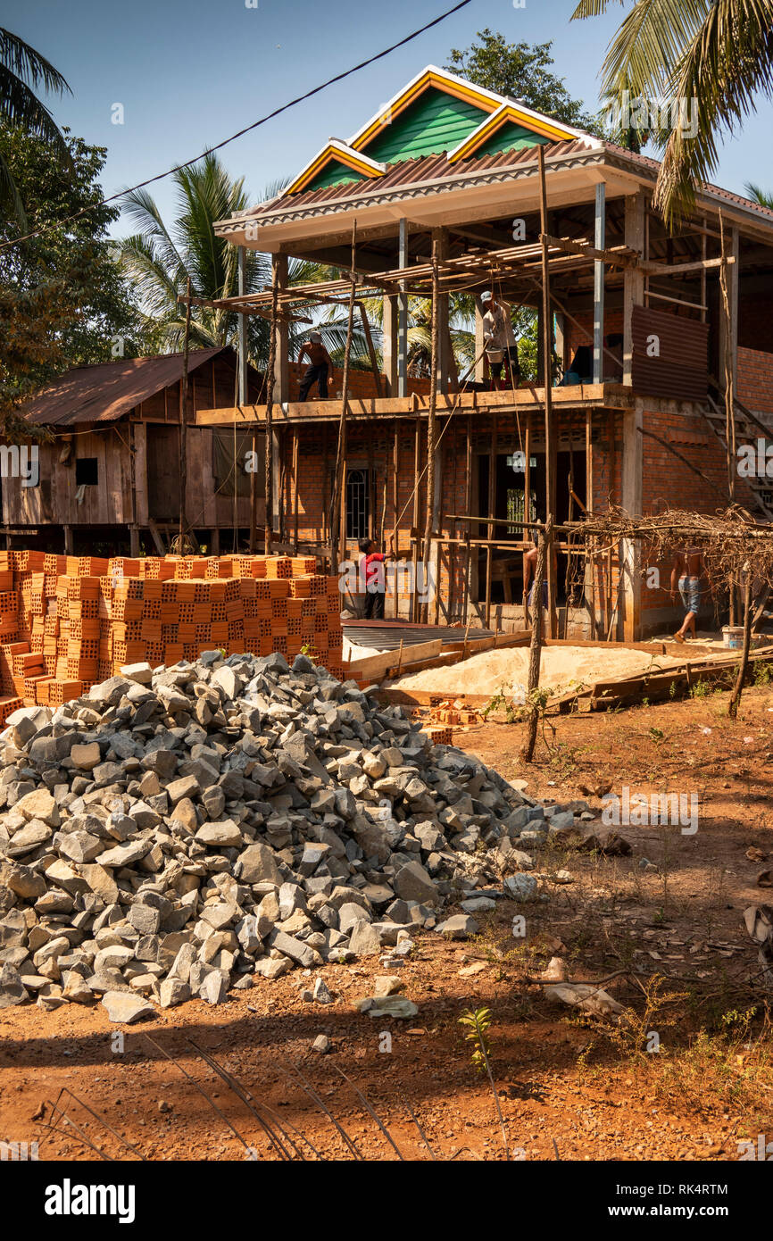 Cambogia, Koh Kong Provincia, Chi Phat village, Back Street, casa essendo costruito in stile tradizionale Foto Stock