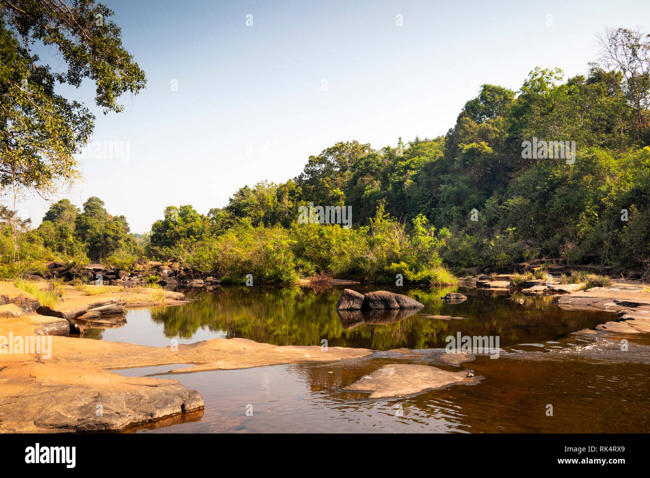 Cambogia, Koh Kong Provincia, Chi Phat, Chhay Chrei, Bodhi Tree rapide sul fiume Piphot nella stagione secca Foto Stock